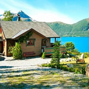 Фотография гостевого дома Four-Bedroom Holiday home in Hundeidvik