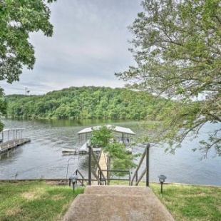 Фотография гостевого дома Waterfront Lake Ozark House with Private Dock!