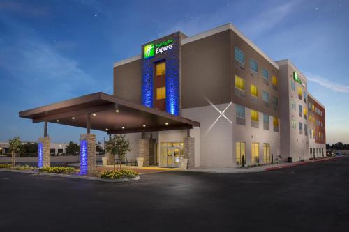 Фотография гостиницы Holiday Inn Express Visalia-Sequoia Gateway Area, an IHG Hotel