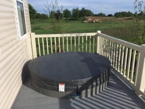 Фотография гостевого дома Luxury 2019 8 berth Caravan with Hot Tub @ Tattershall Lakes