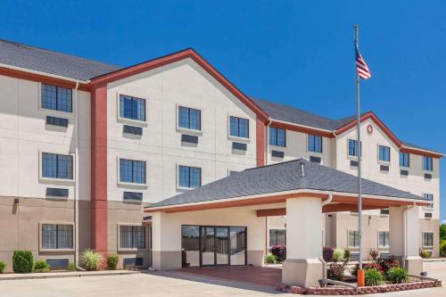 Фотографии гостиницы 
            Days Inn & Suites by Wyndham McAlester