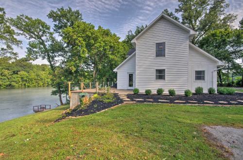 Фотографии гостевого дома 
            Riverside Hide-A-Way with Patio, BBQ, Fishing Pier