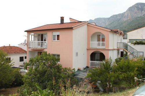 Фотографии гостевого дома 
            Apartments with a parking space Gradac, Makarska - 6820