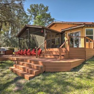 Фотография гостевого дома Lake Hutchinson Home - BBQ and Firepit!