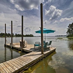 Фотография гостевого дома Home on Jordan Lake with Shared Dock and Boat Slip!