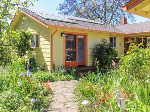 Фотография гостевого дома Hummingbird Garden Retreat