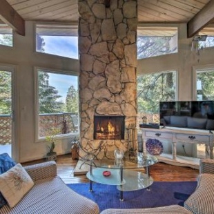 Фотография гостевого дома Lake Arrowhead Cabin with Deck and Scenic Forest Views