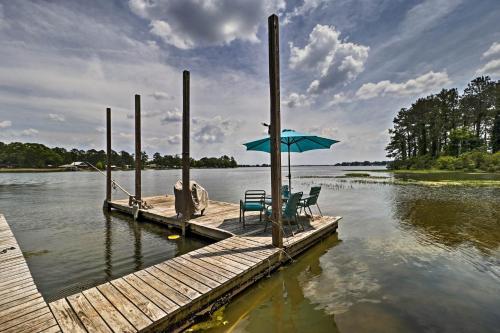 Фотография гостевого дома Home on Jordan Lake with Shared Dock and Boat Slip!