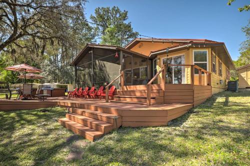 Фотографии гостевого дома 
            Lake Hutchinson Home - BBQ and Firepit!