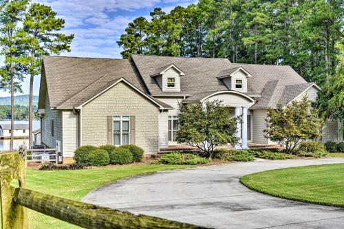 Фотографии гостевого дома 
            Luxe Lakefront Scottsboro Home with Boat Slip and Pool!