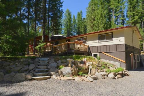 Фотографии гостевого дома 
            Payette River Cabin by Casago McCall - Donerightmanagement