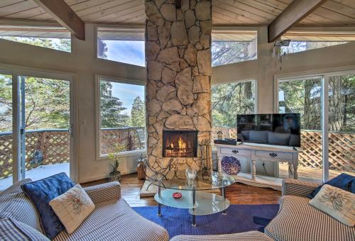 Фотографии гостевого дома 
            Lake Arrowhead Cabin with Deck and Scenic Forest Views