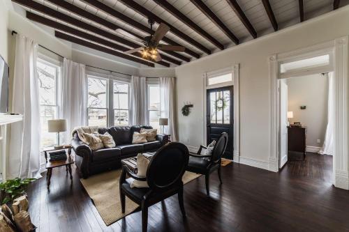 Фотография гостевого дома The Grove Cottage - Downtown Springdale