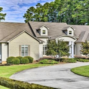 Фотография гостевого дома Luxe Lakefront Scottsboro Home with Boat Slip and Pool!