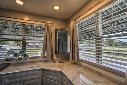 Фотография гостевого дома Lakeview Home - 1 Mile from Bull Shoals Lake!