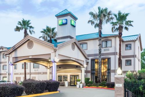 Фотография гостиницы Holiday Inn Express Hotel and Suites Lake Charles, an IHG Hotel