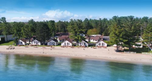 Фотографии базы отдыха 
            The Beach House Lakeside Cottages