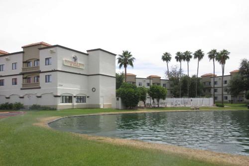 Фотография гостиницы Windmill Suites Surprise, Ascend Hotel Collection