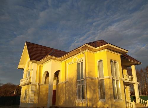 Фотография гостевого дома Дом в классическом стиле с уникальной гостиной