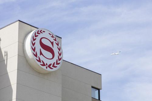 Фотография гостиницы Sheraton Cavalier Calgary Hotel