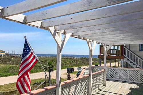 Фотографии гостевого дома 
            Surfside Beach Home with Deck 300 Feet to the Gulf!