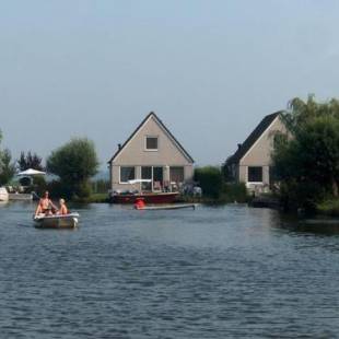 Фотографии гостевого дома 
            Comfy bungalow with a dishwasher, at the water