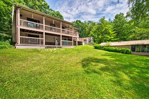 Фотографии гостевого дома 
            Cozy Lakefront Lapeer House with 2 Paddle Boats!