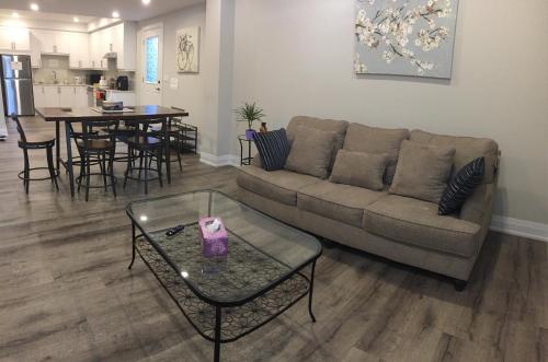 Фотография гостевого дома Charming, Comfortable Apartment in Pickering