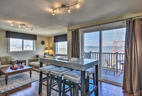 Фотографии гостевого дома 
            Waterfront Condo on Pier in Downtown Astoria!