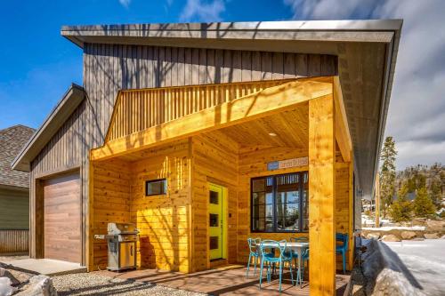 Фотография гостевого дома Cabin 2 Blocks to Lake and Short Walk to Town Center