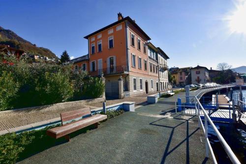 Фотография гостевого дома Residenza di Prestigio In Riva al Lago Marone Primo Piano