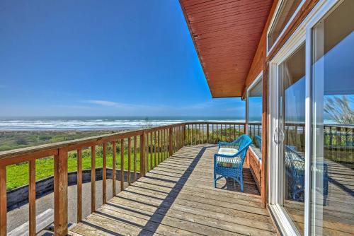 Фотография гостевого дома Oceanfront Clam Beach House with Private Hot Tub!