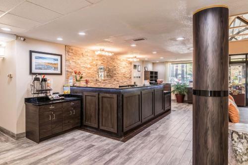 Фотография гостиницы CLARION INN AND SUITES LAKE NORMAN