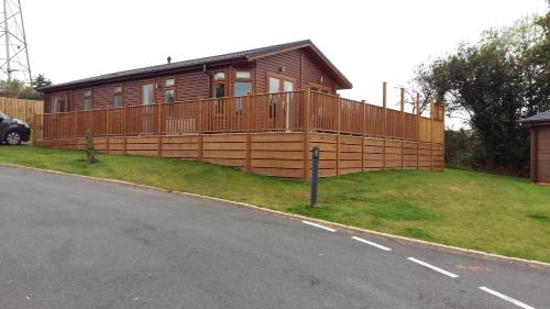 Фотография базы отдыха Devon Hills Holiday Park luxury timber lodge pet friendly with hot tub 2 to 6 guests