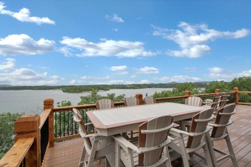 Фотографии гостевого дома 
            Home with Decks and Pool Access on Table Rock Lake!