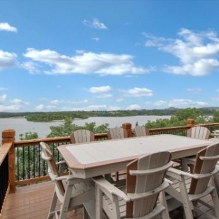 Фотография гостевого дома Home with Decks and Pool Access on Table Rock Lake!