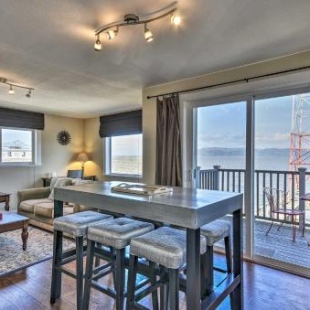 Фотография гостевого дома Waterfront Condo on Pier in Downtown Astoria!