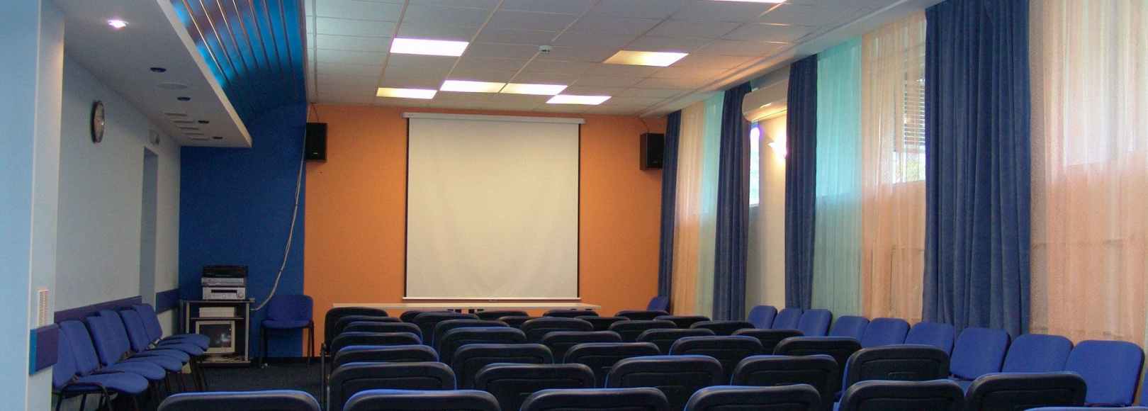 Фотография конференц-зала Волга на 90 человек