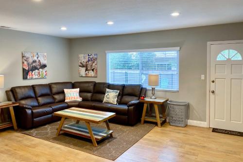 Фотография гостевого дома Home with Pool in Quiet Neighborhood - 3 Mi to Disney