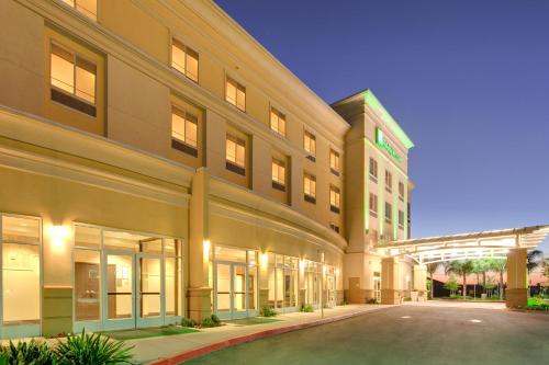 Фотография гостиницы Holiday Inn Hotel & Suites Bakersfield, an IHG Hotel