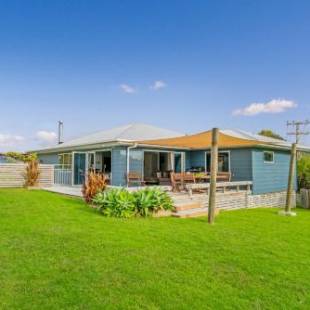 Фотографии гостевого дома 
            The Blue Rendevous - Whangamata Holiday Home