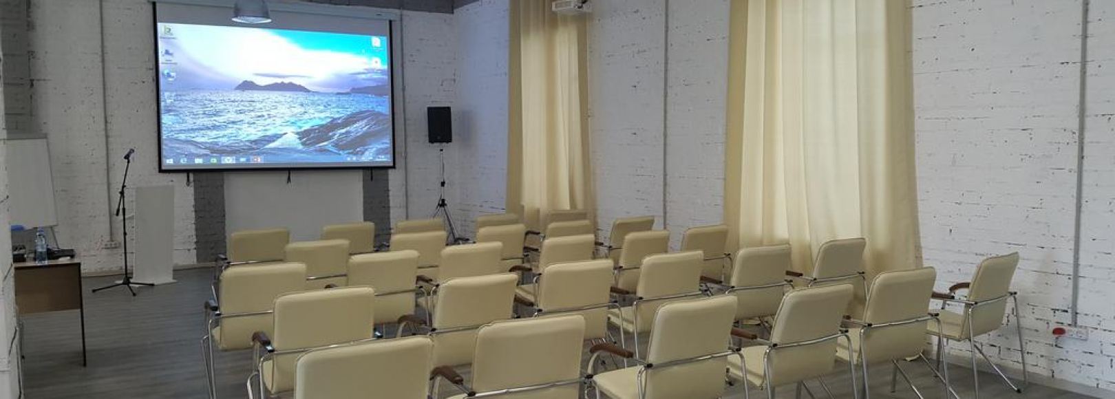 Фотография конференц-зала ДЖЕМ на 100 мест