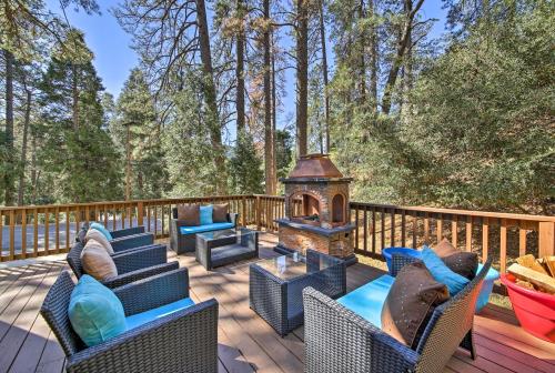 Фотографии гостевого дома 
            Remodeled Crestline Retreat Walk to Lake Gregory!