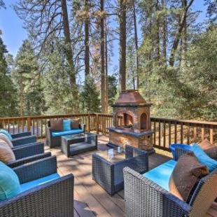 Фотография гостевого дома Remodeled Crestline Retreat Walk to Lake Gregory!