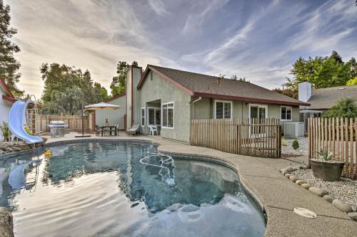 Фотографии гостевого дома 
            Modern Home with Pool and Office - Near DT Sacramento!