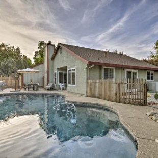 Фотография гостевого дома Modern Home with Pool and Office - Near DT Sacramento!