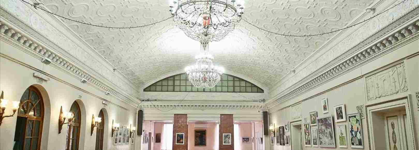 Фотография фойе ДК Волгоградгидрострой Театральное фойе-галерея