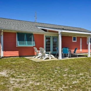 Фотография гостевого дома Colorful Emerald Isle Home, Walk to the Beach