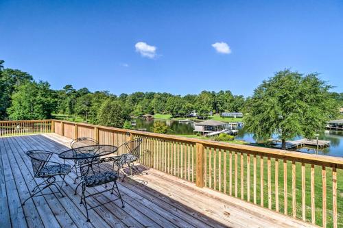 Фотографии гостевого дома 
            Eatonton Home with Dock and Lake Sinclair Views!