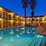 Фотография мотеля Studio City Courtyard Hotel